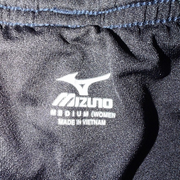 Mizuno women’s medium Blue Shorts - Picture 3 of 7
